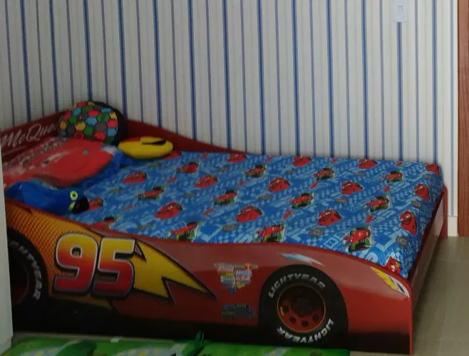 Cama solteiro carros Macqueen 