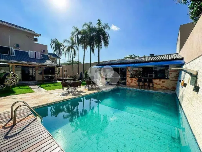 Condomínio Lagoa Mar Norte - Casa Triplex reformada a venda no início da Barra da Tijuca. 