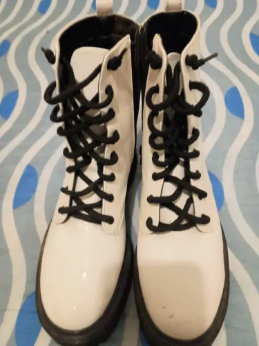 Botas brancas de cano curto