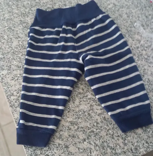 Calça listrada azul e branca para bebê