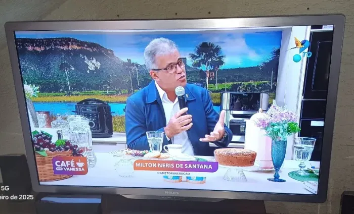 TV Philips Ambilight 47 polegadas modelo 47PFL8606D/78 usada