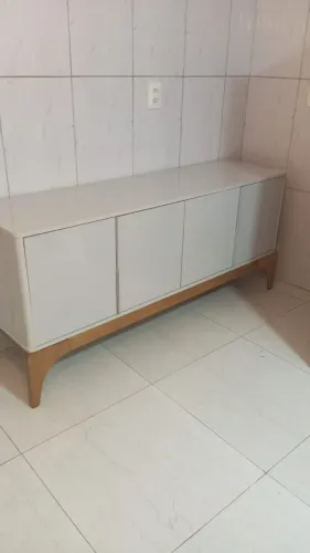 Buffet Aparador 4 Portas Com Pés Em Madeira Maciça Freijó/Off White Perolizado - Em Oferta