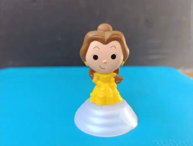 MINIATURA PRINCESA BELA DISNEY 100 ANOS A BELA E A FERA MCDONALD'S MC LANCHE FELIZ 2023
