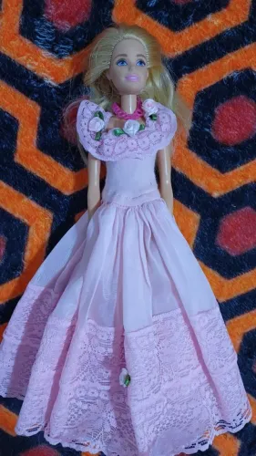 Barbie vestido rosa com colar e sapatinho - mattel 2013