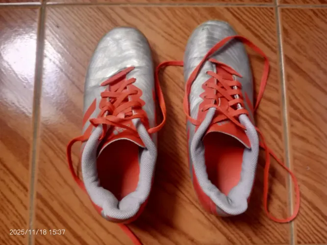 Chuteira Futsal Adidas Artilheira V  Prata Vermelho couro sintético tam. 33- usada