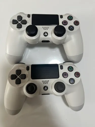Kit com 2 controles ps4 branco (originais)