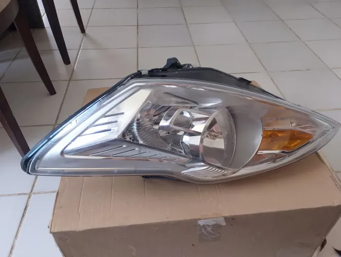 Vendo farol do Focus 2010