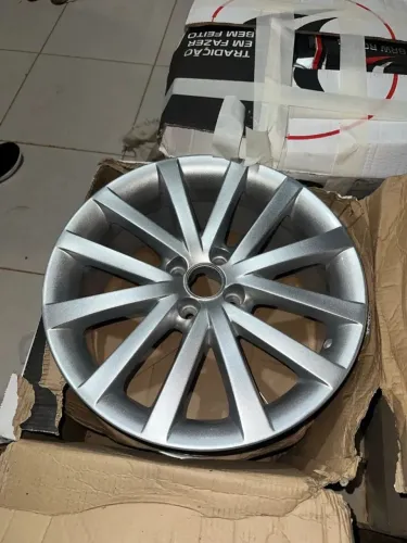 roda aro 17 , 4 por 100 semi nova 