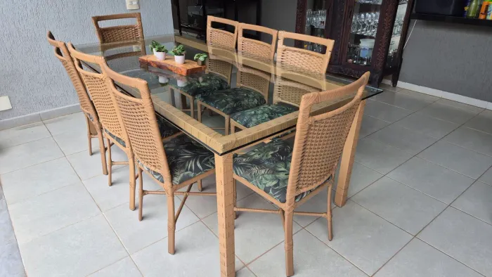 Mesa de Jantar com 8 cadeiras