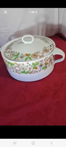 Grande sopeira de porcelana.