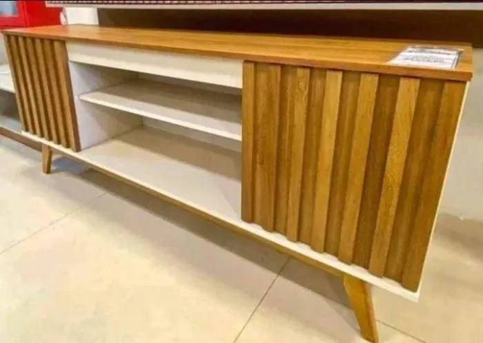 Rack com detalhe ripado 