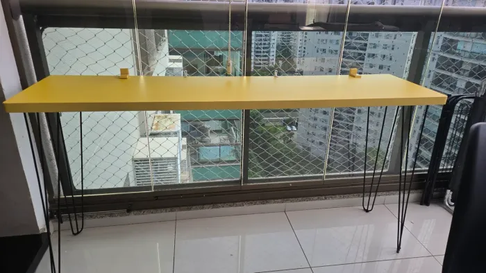 Mesa aparador estante amarela