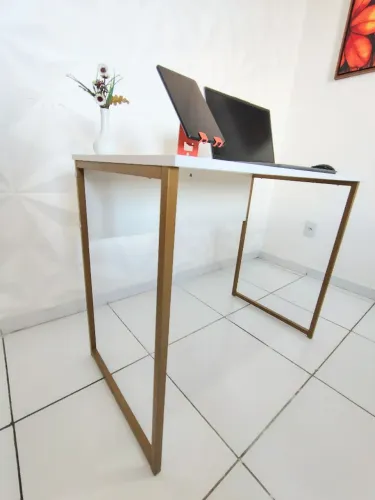 Mesa Light com pés dourados