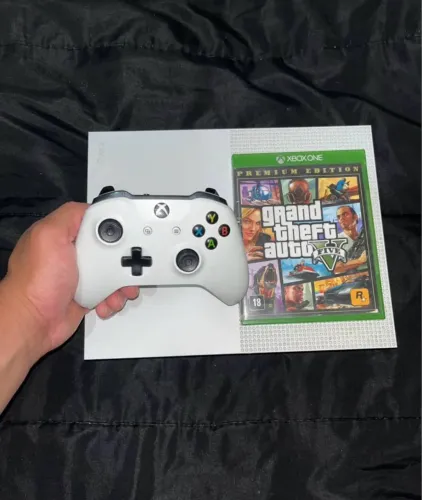 Xbox one s,com controle original e GTA V mídia física 