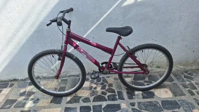 Vendo bicicleta aro 26, semi nova