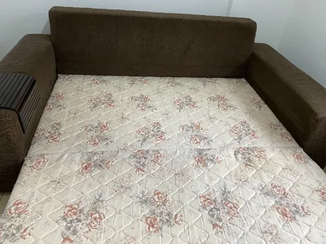 Sofá cama 4 lugares marrom ( Fiorella Design Móveis ) com 2,17 cm de largura.