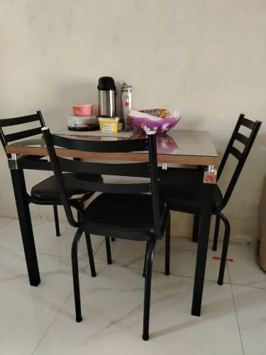 Mesa com 4 cadeiras com tampo MDF e vidro