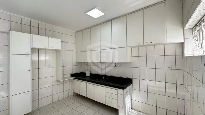 Casa sobrado para locação com 3 quartos com 1 suíte, 250m² - Jardim América