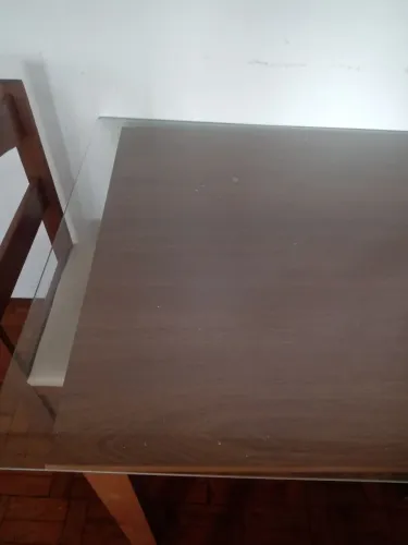 Vende -se 3 mesas 2 com 6 lugares sendo 1 com tamo de vidro 1 com tampo de mármore ede 4 l