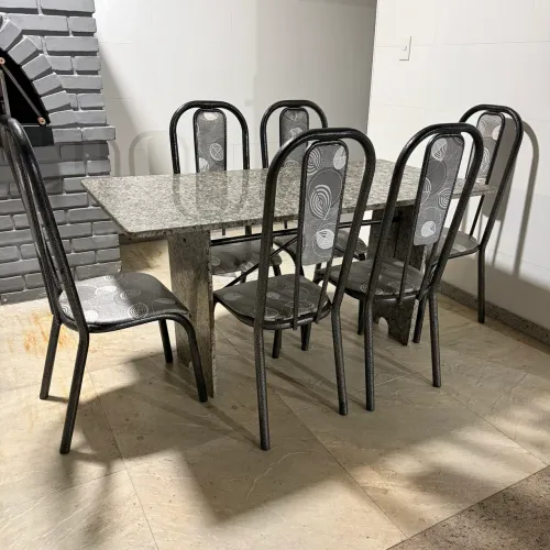 MESA DE PEDRA COM 6 CADEIRAS EM ÓTIMO ESTADO