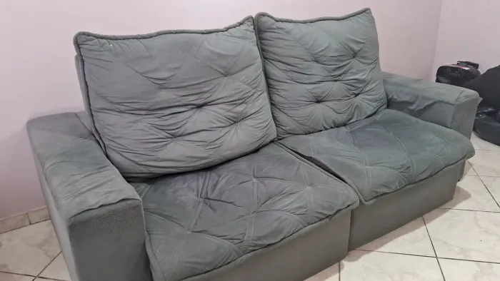 Sofá retrat 4 lugares na cor cinza. 