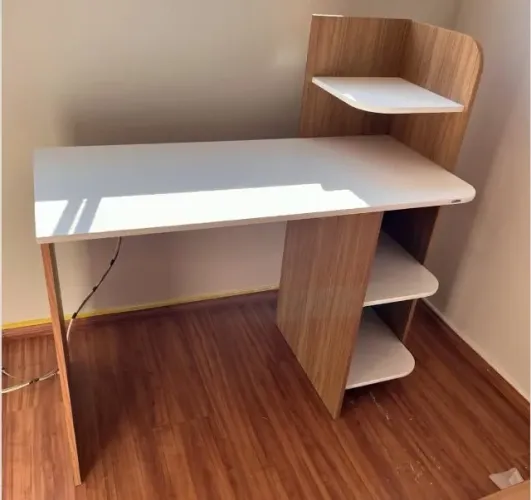 Promoção Mesa escrivaninha com Prateleira Lateral - 04/03/2026