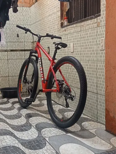 Vendo bicicleta semi nova estou vendendo por motivo de viajem 
