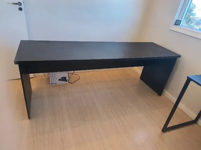 Mesa de escritório preta