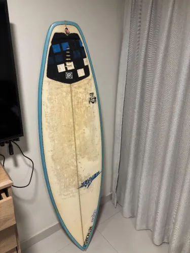 Prancha Henneck (Wetworks) 5'11" multi-quilhas do shaper Anderson Santos.<br><br>Proposta no pv