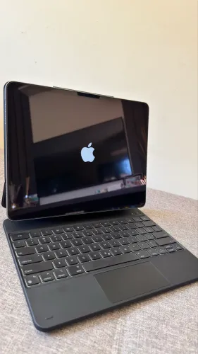 iPad Air 13 Polegadas M3 128GB + Teclado Bluetooth + Capa | Estado de Novo