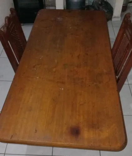 Mesa de madeira maciça com 4 cadeiras em bom estado aceito oferta