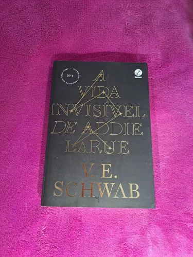 Livro "A Vida Invisível de Addie LaRue", Editora Galera Record