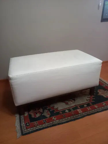 Banco de couro com pés em madeira!
