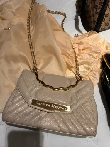 Bolsa Carmen Steffens ORIGINAL couro, em estado de nova. Alça longa de correntaria.