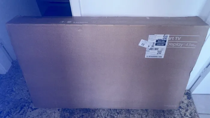 Tv na caixa para retirada de peças 