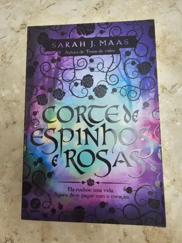 Livro: "Corte de Espinhos e Rosas"