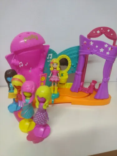 Polly em seu camarim com 5 trocas de roupas