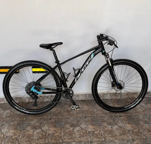 Bicicleta OGGI BW 7.1 Grupo Shimano CUES 1x10v Suspensão Suntour xcm30 pneus tubeless