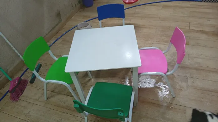 Mesinha e 4 cadeiras infantil
