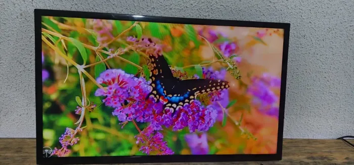 TV 32 polegadas normal ótima pra a HDMI e games