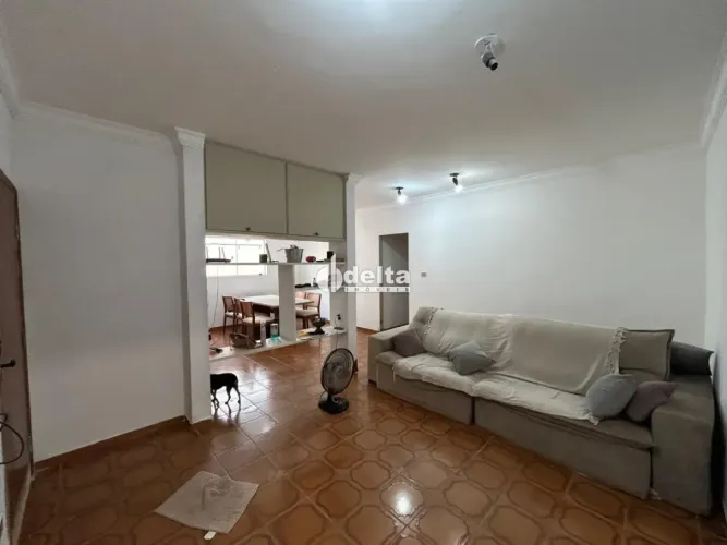 Casa residencial com 5 quartos sendo 2 suítes disponível para venda no bairro Brasil em Ub
