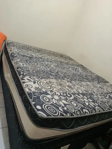 Cama de casal completa, colchão ley+box com os pezinho.