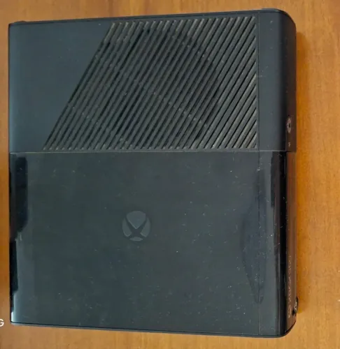 Console Xbox 360 E, dois controles originais com carregadores e 5 jogos físicos