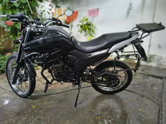 VENDO MOTO YAMAHA LANDER PRETA 2022