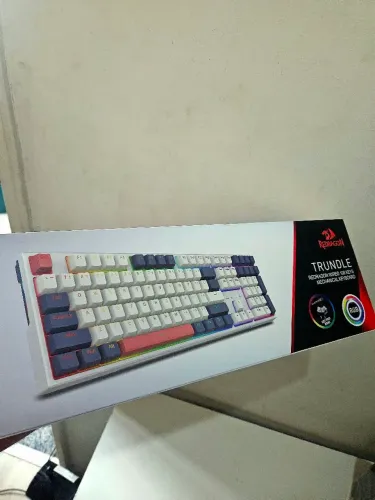 (LACRADO!) Teclado Mecânico Gamer TRUNDLE RGB BRANCO, AZUL E ROSA SWITCH MARROM