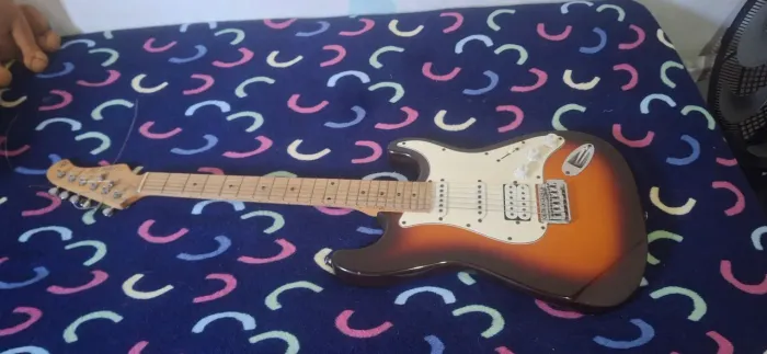 Guitarra Elétrica Estilo Stratocaster HSS - Ótimo Estado
