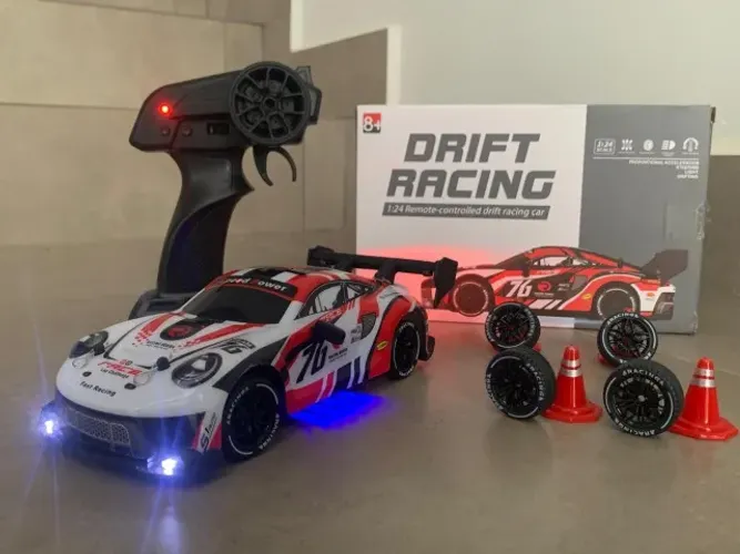 Carrinho Drift Racing Controle Remoto 1:24 - Recarregável | Pneus Extras | Novo