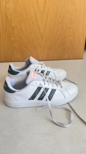 Tênis Adidas branco