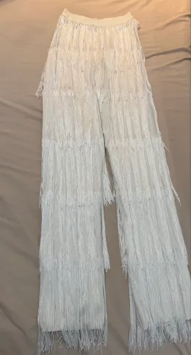 Calça branca de franjas