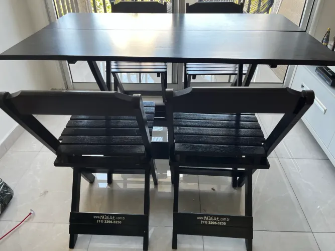Mesa de Madeira Maciça Dobrável + 4 Cadeiras Dobráveis